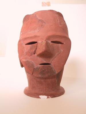 赤い頭部のみの中井古墳出土埴輪の写真