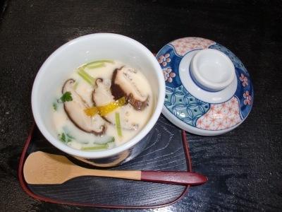 椎茸や三つ葉の入った茶碗蒸しの写真