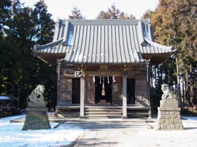 狛犬と須賀神社の社殿の写真