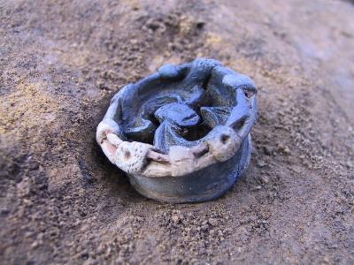 丸い形で透彫の精巧な細工がある宮岡氷川神社前遺跡出土品の写真
