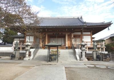 参道から続く階段の奥に立派な拝殿がある多聞寺境内の写真