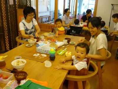 複数組のお母さんと子供が、一緒にランチを食べている様子の写真