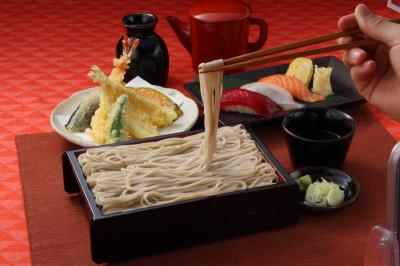 蕎麦と天ぷらと寿司定食の写真