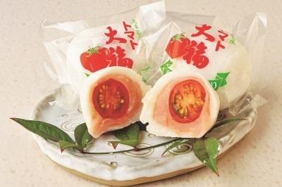 袋に入ったトマト大福と2つに切られている大福がお皿に並べられている写真