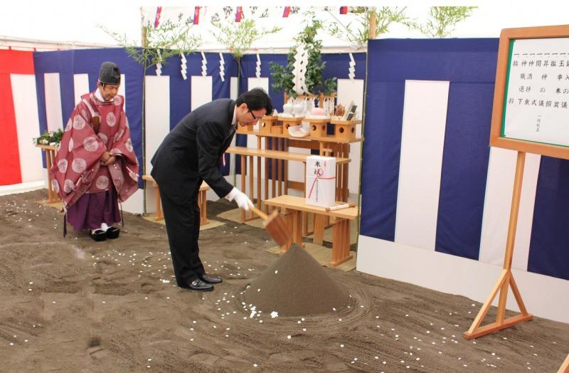 （写真）安全祈願祭鍬入れ