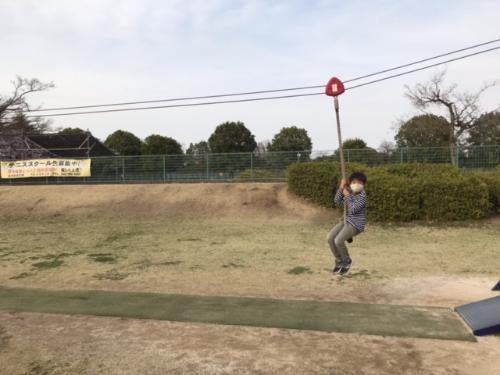 ターザンロープで滑走する子ども
