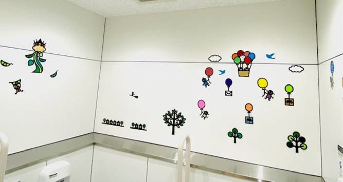 トイレの壁に貼られた風船気球のイラスト