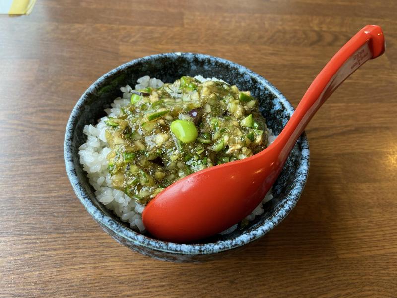 郷土料理「だし」をかけたごはんとれんげの写真