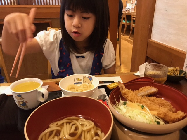 うどんに箸を伸ばす女の子