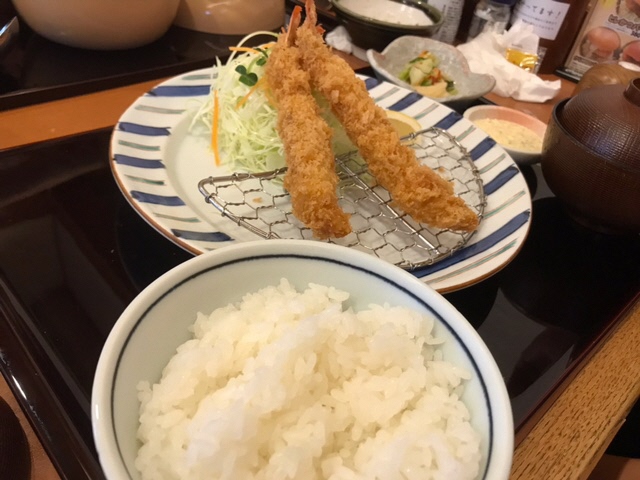 エビフライを1本食べて、残りが2本になっている定食