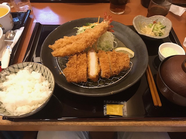 エビフライ2本とロースかつが乗った定食