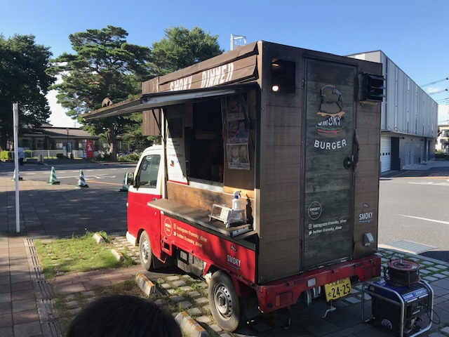 ハンバーガーを販売するキッチンカー