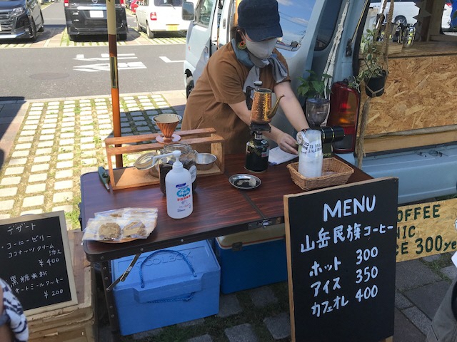 コーヒーとデザートを販売するキッチンカー