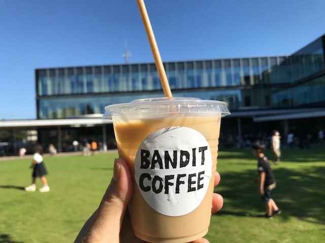 BANDIT COFFEE のシールが貼られたアイスカフェラテ