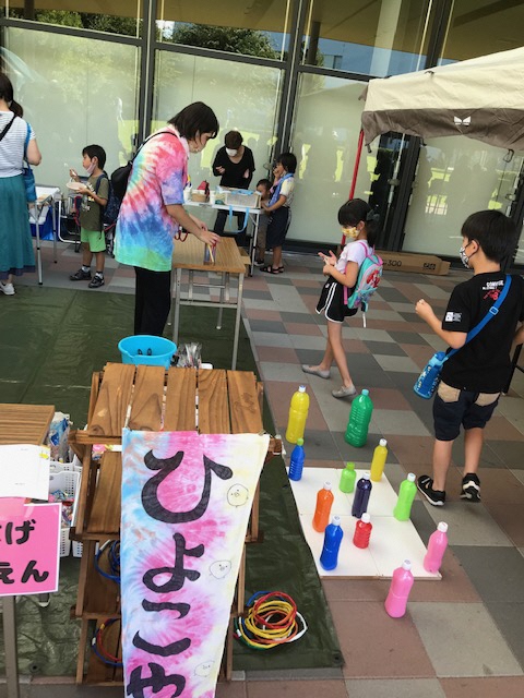 カラフルな染料のボトルが並ぶ、ワークショップを行う店