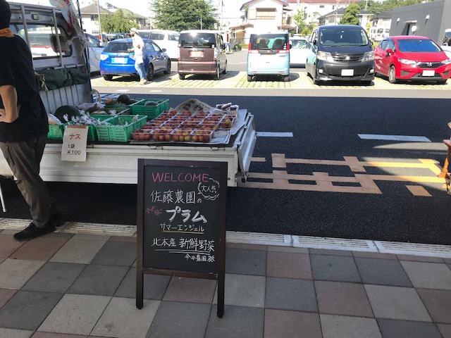 佐藤農園のプラムや、北本新鮮野菜の販売を行うトラック