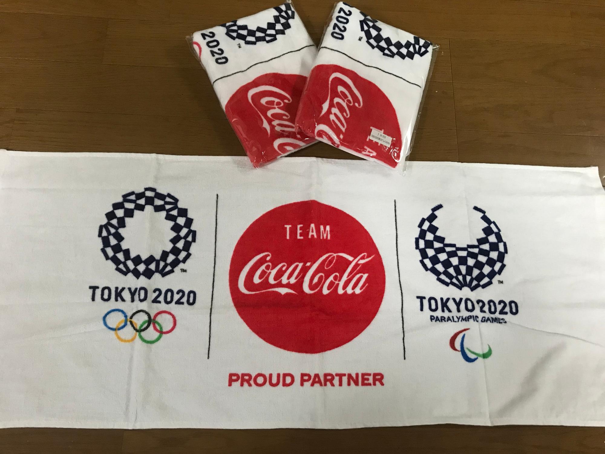 東京2020エンブレムマークとコカ・コーラのロゴが入った幅広のタオル