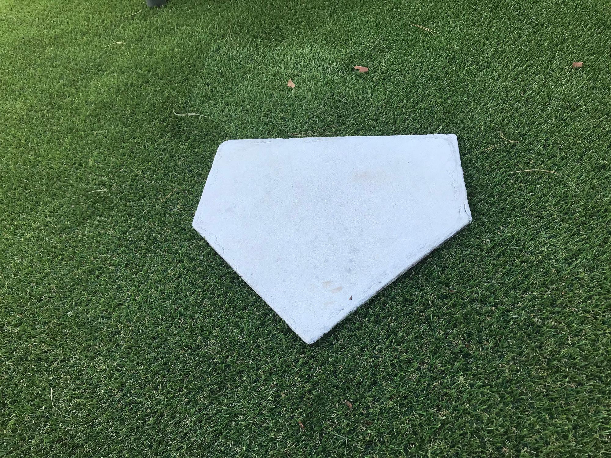 テラス席の芝の上に置かれた白い5角形の板