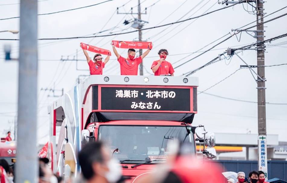 聖火ランナーとともにルートを走行する車両の隊列