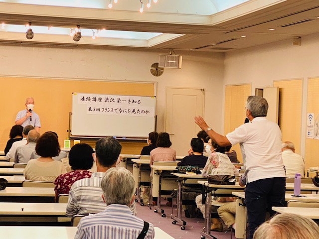 講師に質問をする受講者