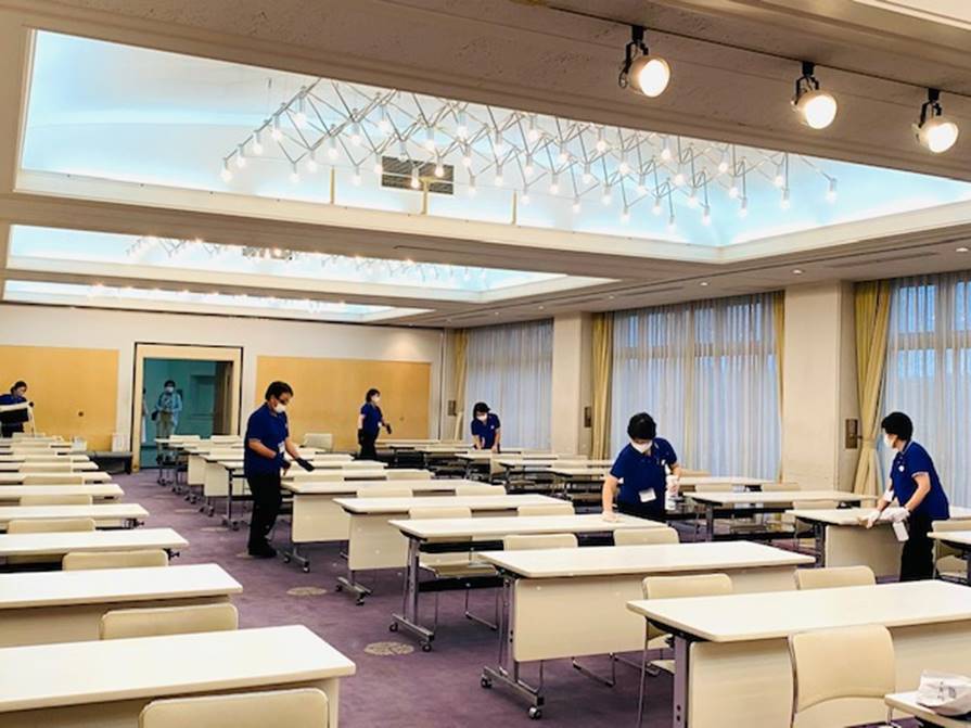 図書館職員が会場の消毒と片づけをする様子