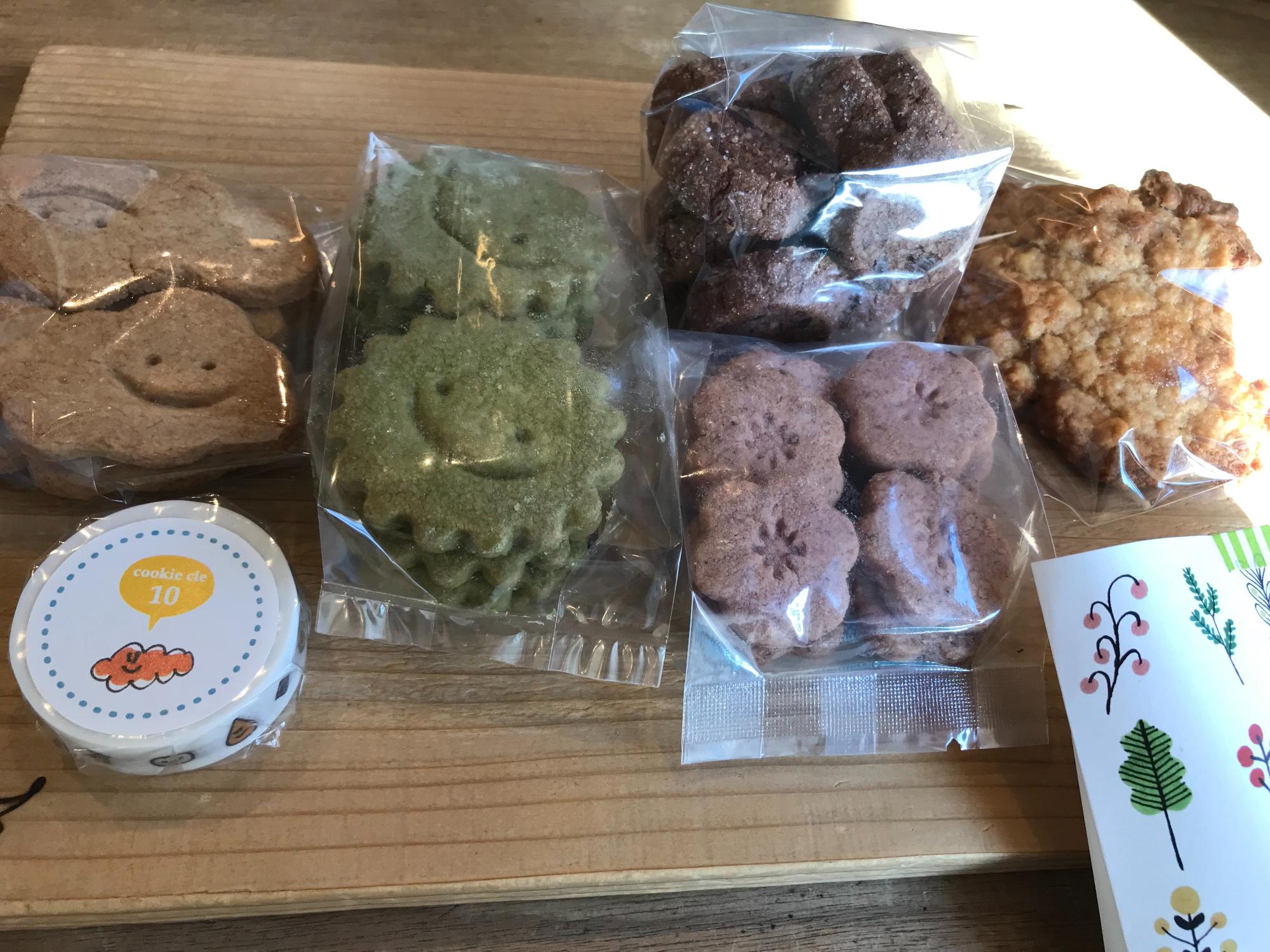4種類のクッキーと1つのスコーン、マスキングテープが載ったプレート