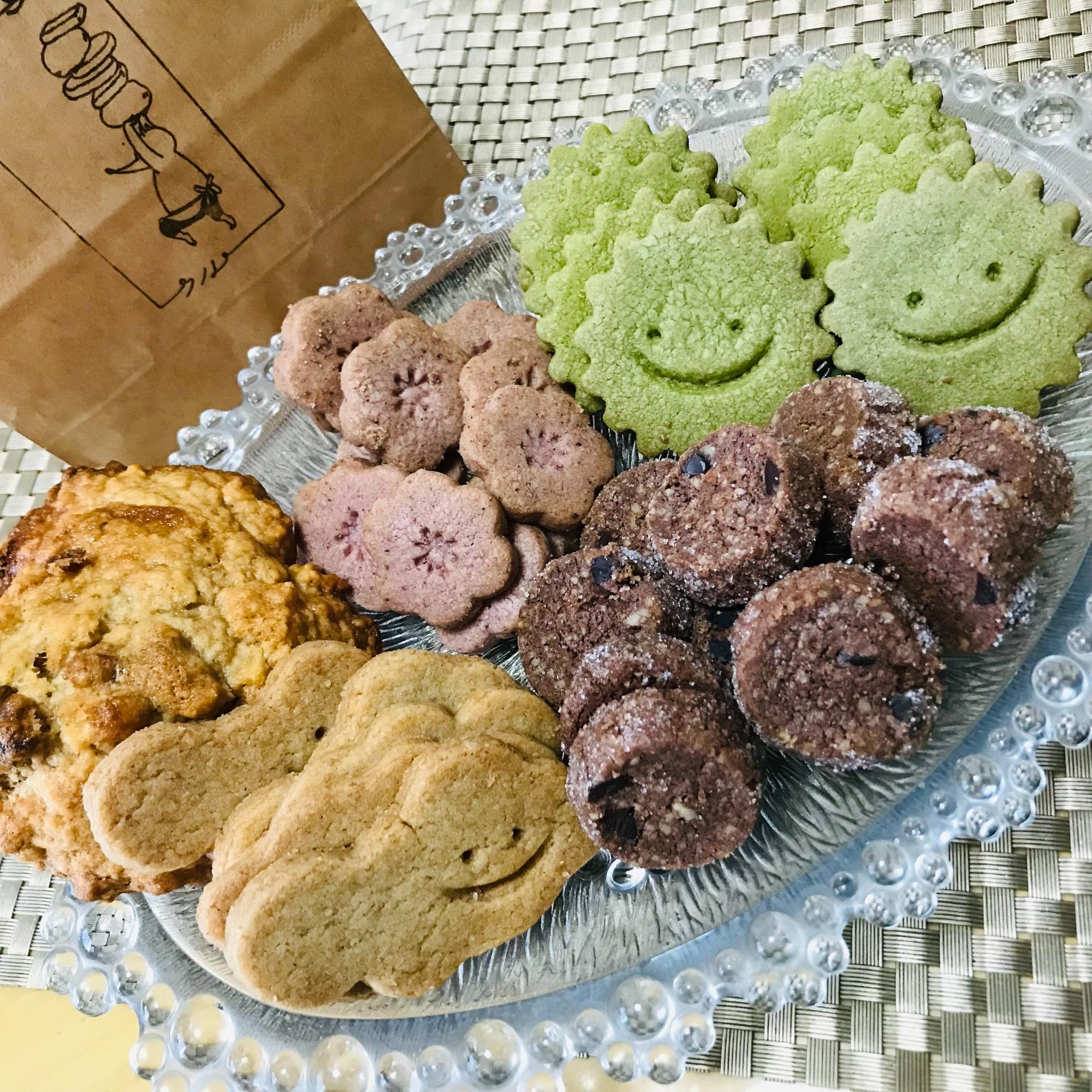 購入したクッキーをすべてガラスの皿の上に盛り付けた様子