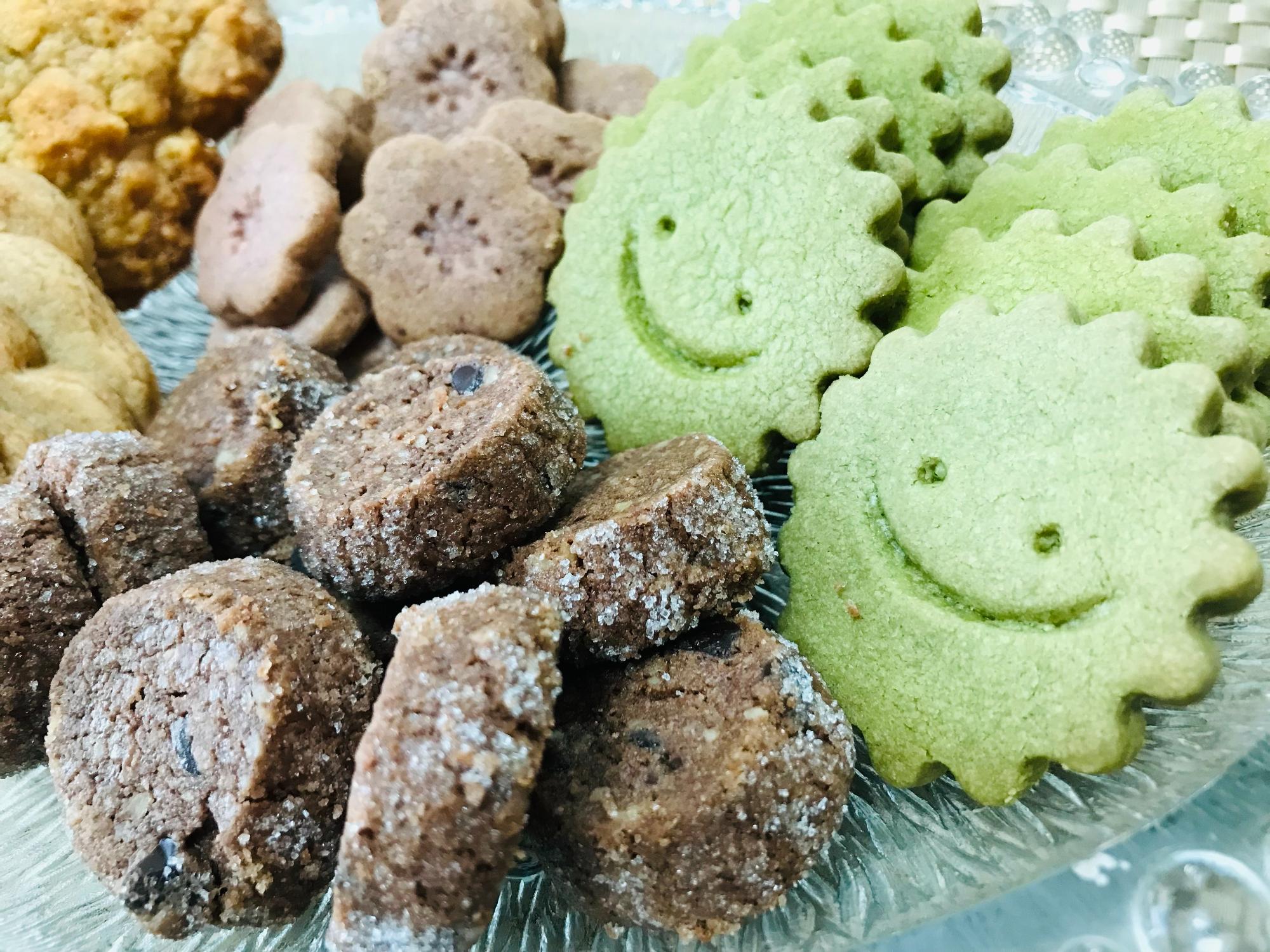 チョコレートクッキーと抹茶クッキーをアップで写した様子