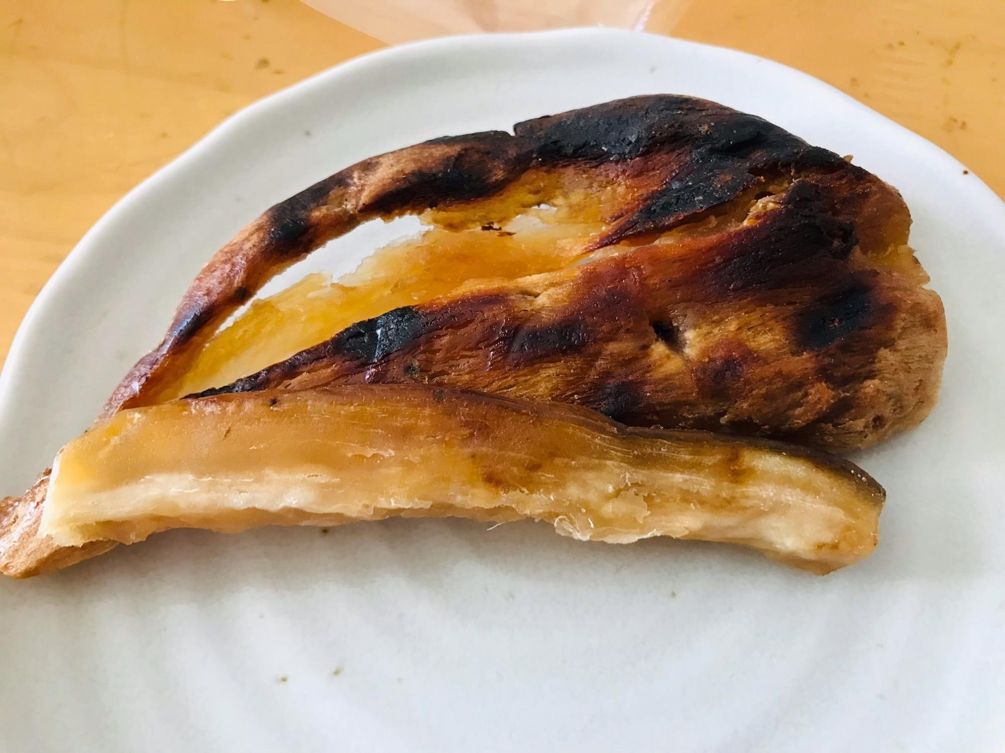 白い皿の上に載せた石焼き芋の干し芋