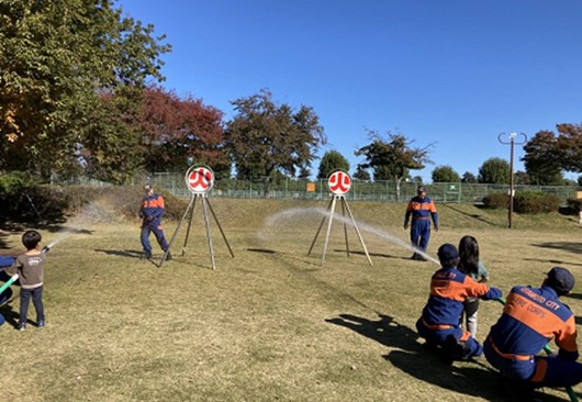 子どもが放水銃を持って放水している様子