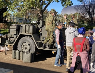 自衛隊の車両と自衛隊員の写真