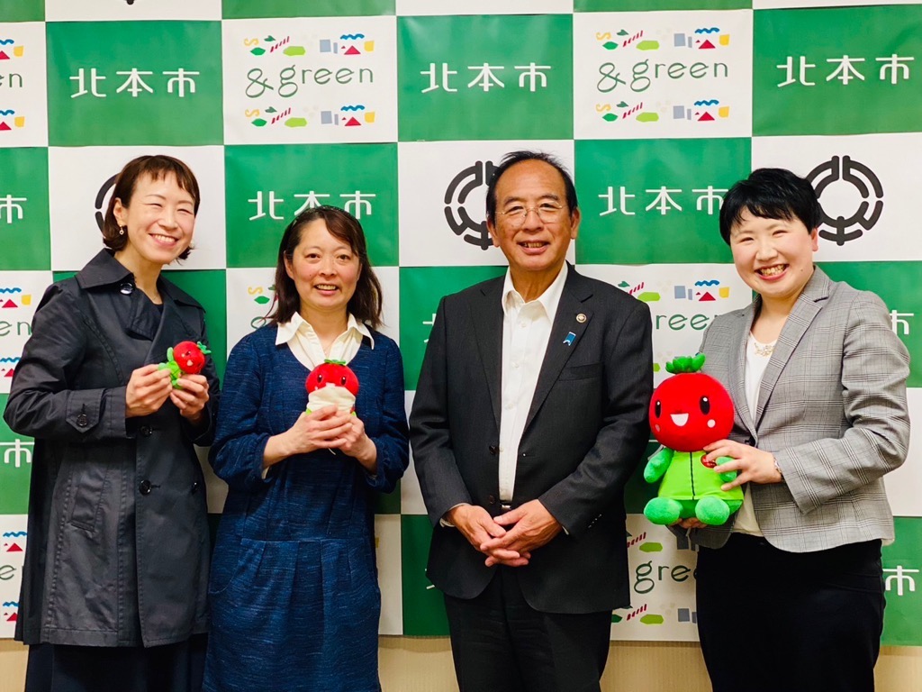 市長と市民リポーター3人が笑顔で正面を向いている写真