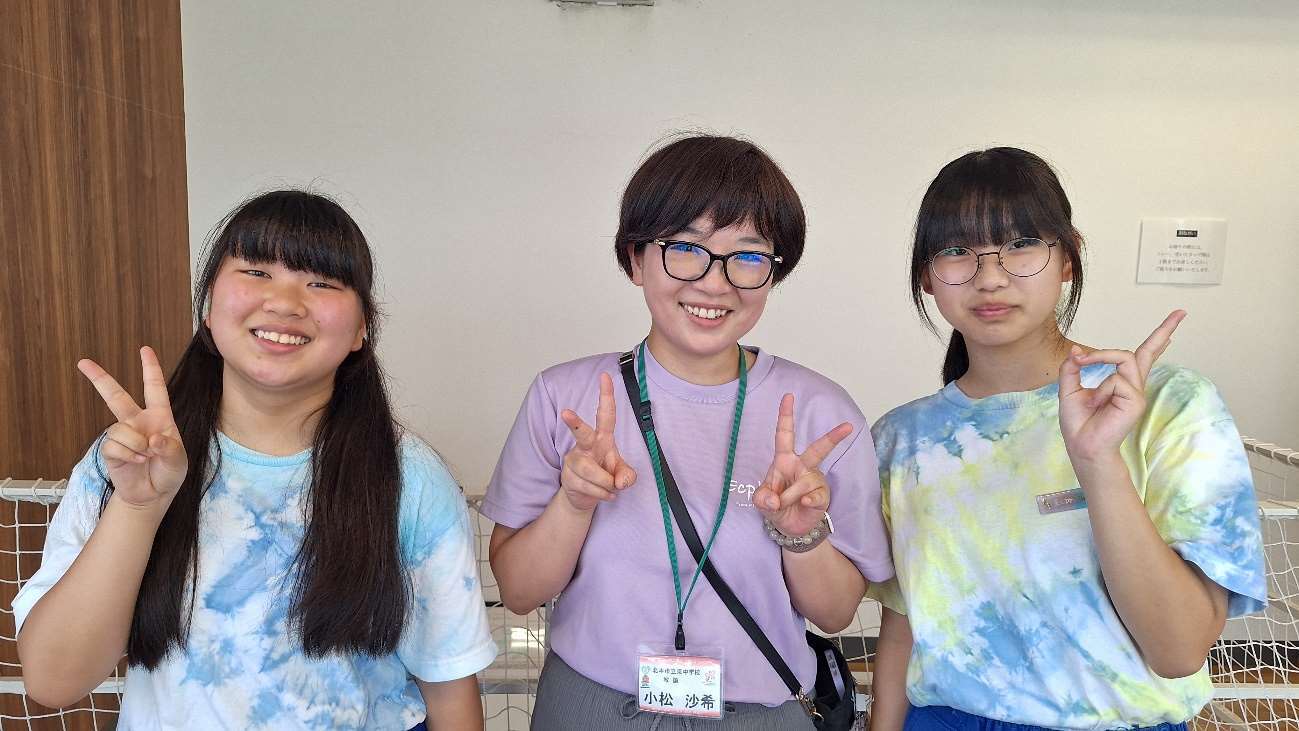 3人の女性が笑顔でピースサインをしている写真