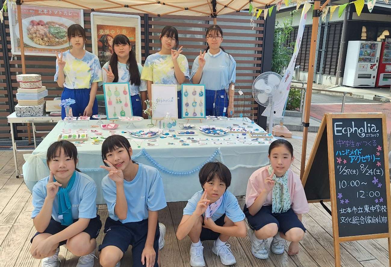 アクセサリーと8人の部員の集合写真