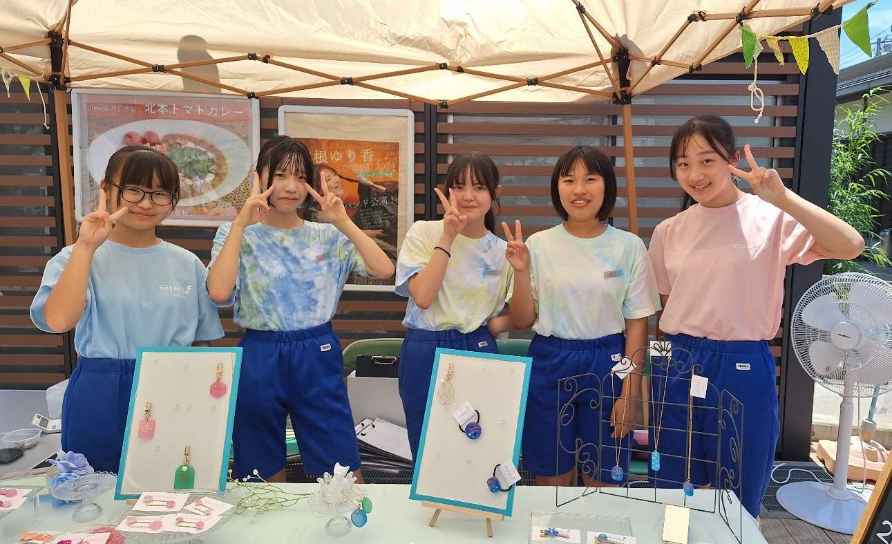 アクセサリーと5人の部員の集合写真