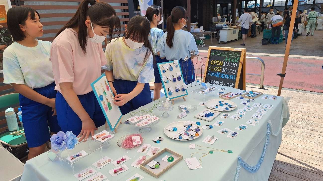 アクセサリーをディスプレイし直す部員の皆さんの写真