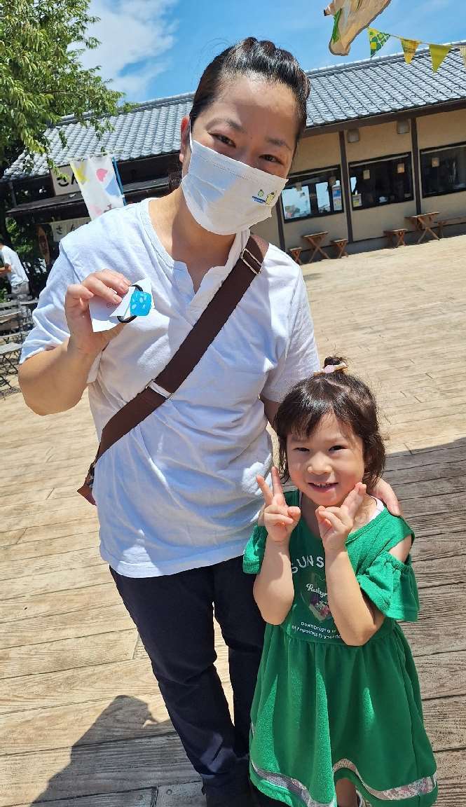 髪飾りを手に持った親子の写真