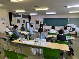 受講者に説明をする上村さんの様子