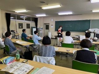 入れ歯のモデルを手に説明をする上村さんの様子