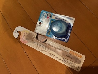 舌ブラシとデンタルフロスの写真