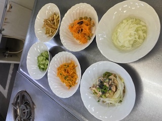 6種類の副菜が並んでいる様子