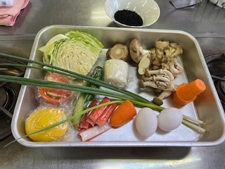 調理に使用する食材がバットに並べられている様子