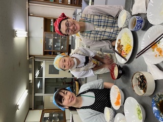 講師の先生2人と齋藤さんの写真
