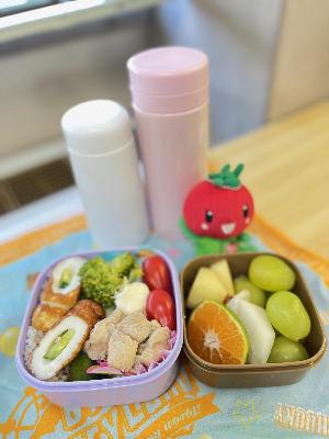 弁当と水筒、とまちゃんのキーホルダーの写真
