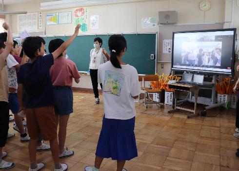 羅臼町の春松小学校とのオンライン交流の様子