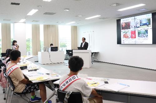 市長に質問をする一日子ども市長の様子