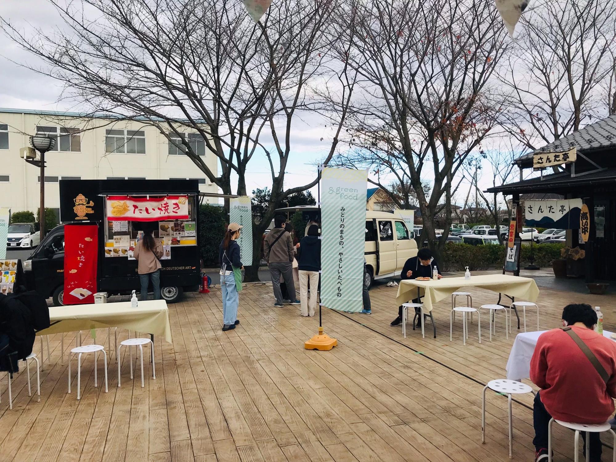 タイ焼きを販売するキッチンカーと屋外の飲食スペース