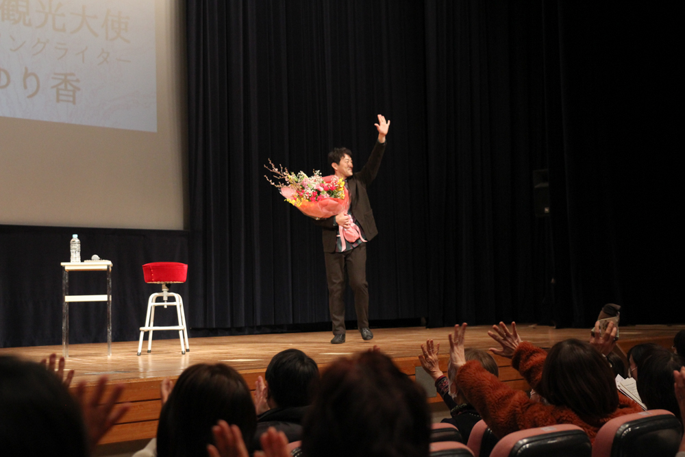 花束を持って退場する迫田さん